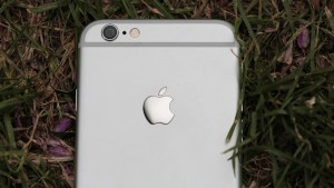 Test de l'Apple iPhone 6 : moitié supérieure du panneau arrière