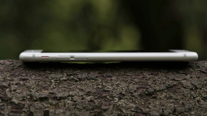 Test Apple iPhone 6 : gros plan sur le plateau de la carte SIM