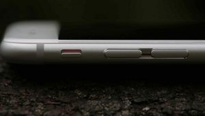 Огляд Apple iPhone 6: Кнопки гучності крупним планом