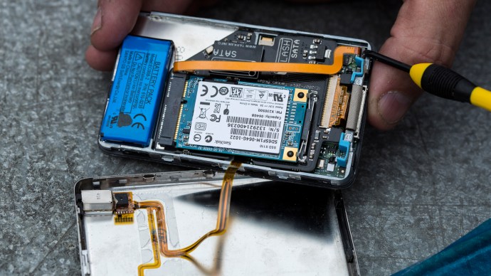 ipod-classic-ssd-upgrade-removing-connector