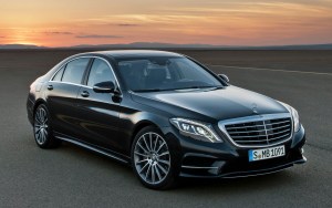 Mercedes-Benz S-Class 리뷰: 이 플래그십은 기술 업데이트가 필요할 수 있습니다.